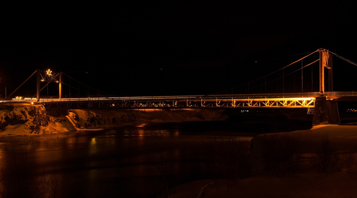 De oude hangbrug van Selfoss