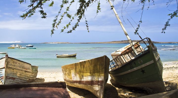 Bootjes op het strand van Boa Vista, Kaapverdië