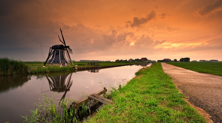 Het Friese landschap met zonsondergang