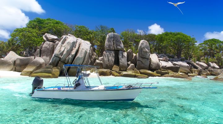 Een bootje bij de Seychellen