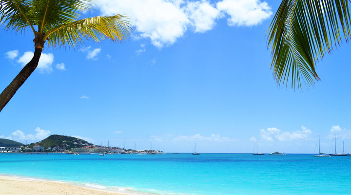 Een tropisch strand op Sint Maarten