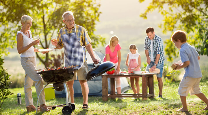 Barbecue met gezin tijdens kampeervakantie