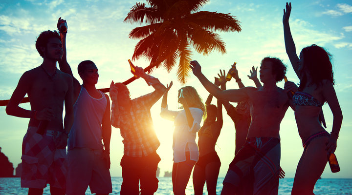 Feestende jongeren in de zon