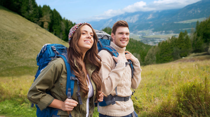 Jonge reizigers aan het hiken