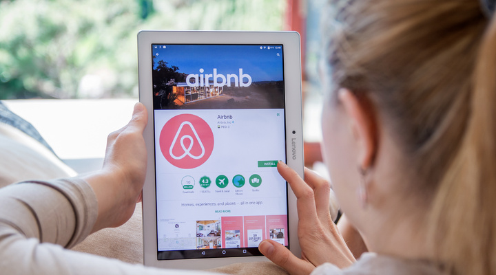 Airbnb op de laptop