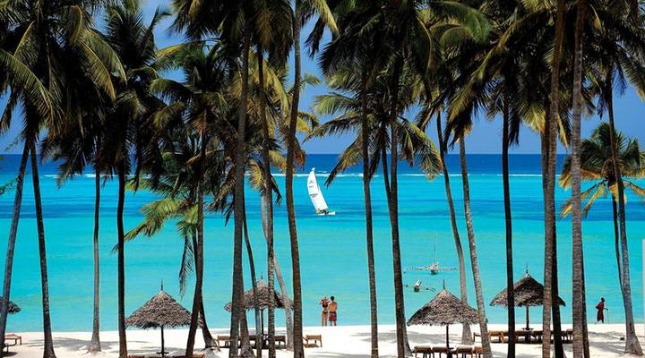 TUI BLUE aan het witte zandstrand van Zanzibar